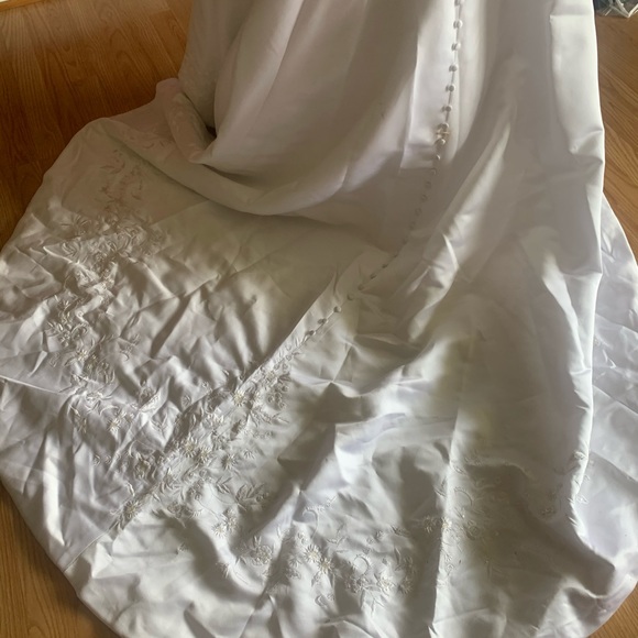 Beautiful Strapless Wedding Gown - Picture 7 of 10